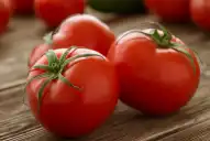 Por qué nunca deberías guardar los tomates en la heladera, según especialistas