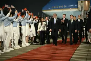 Visita de Trump a China: bienvenida con flores para una diplomacia dura