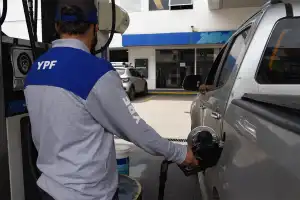 YPF mantendrá por 30 días más su esquema para contener subas bruscas en los combustibles