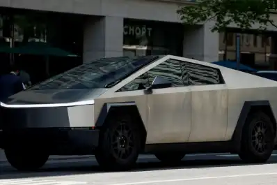 ¿Quién es el diputado libertario que estacionó un Tesla de U$S100.000 en el Congreso?