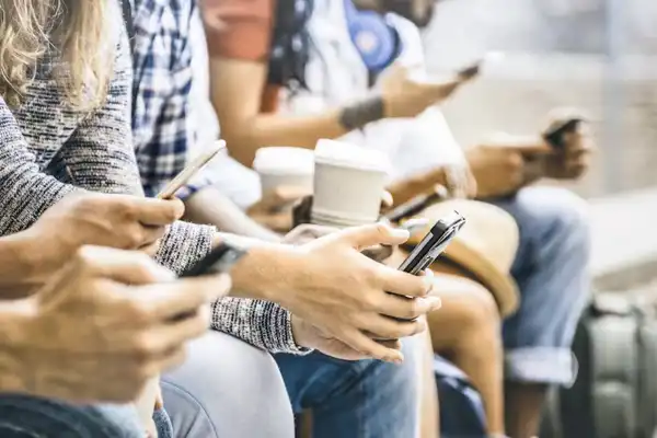 Jóvenes dejaron el celular por 30 días y descubrieron otra forma de pasar el tiempo