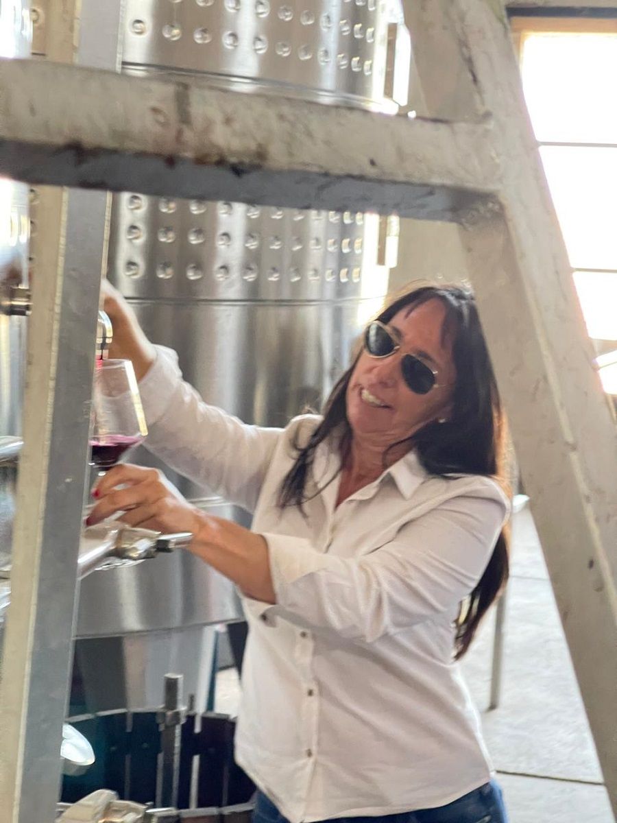 EN LA BODEGA. La empresaria analiza la calidad del producto de Río de Arena. 