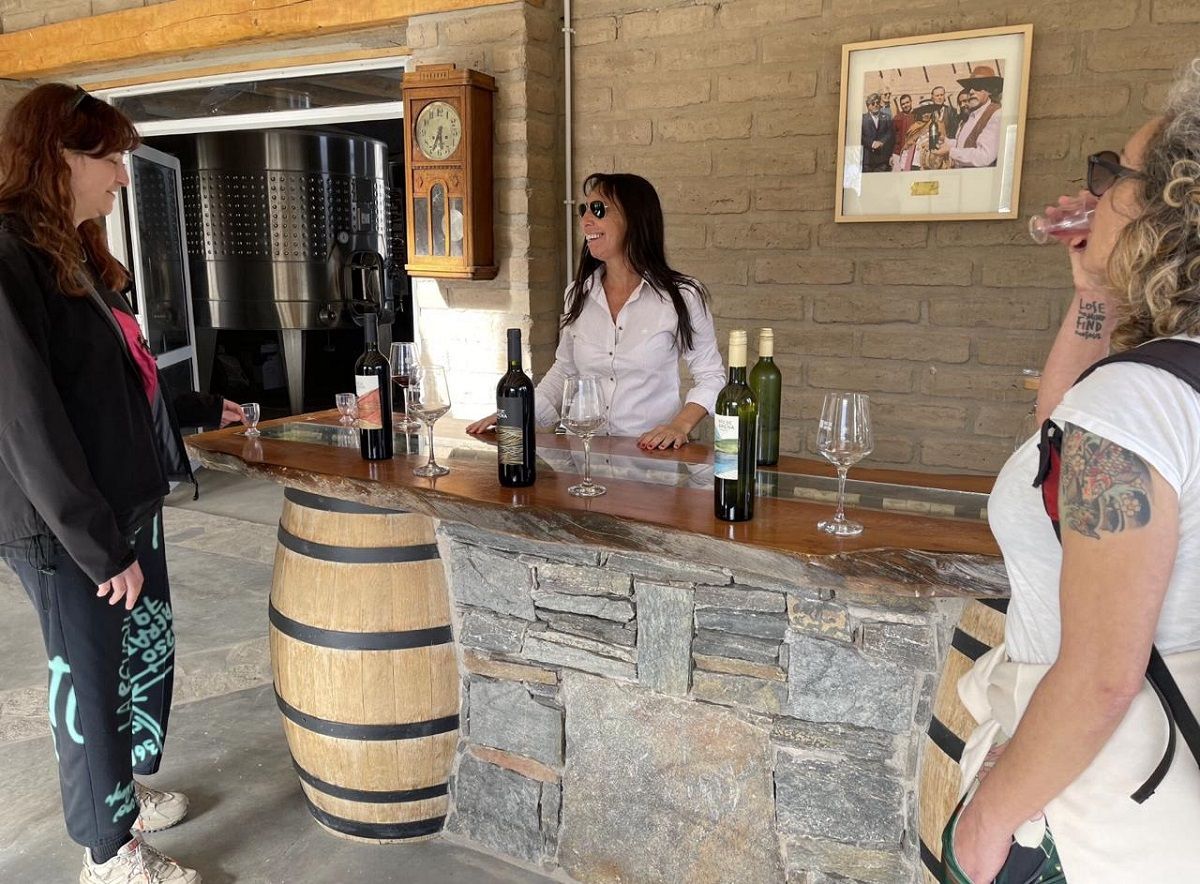 ENOTURISMO. La propia Carro es la encargada de recibir a los visitantes que llegan a su bodega. 