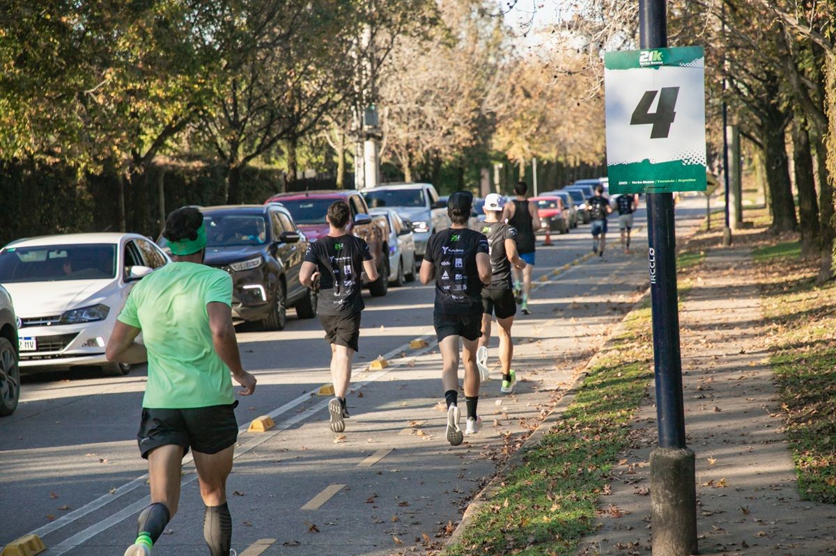 RECORRIDO. Runners atraviesan uno de los tramos del circuito de los 21K Yerba Buena durante una edición pasada de la competencia.