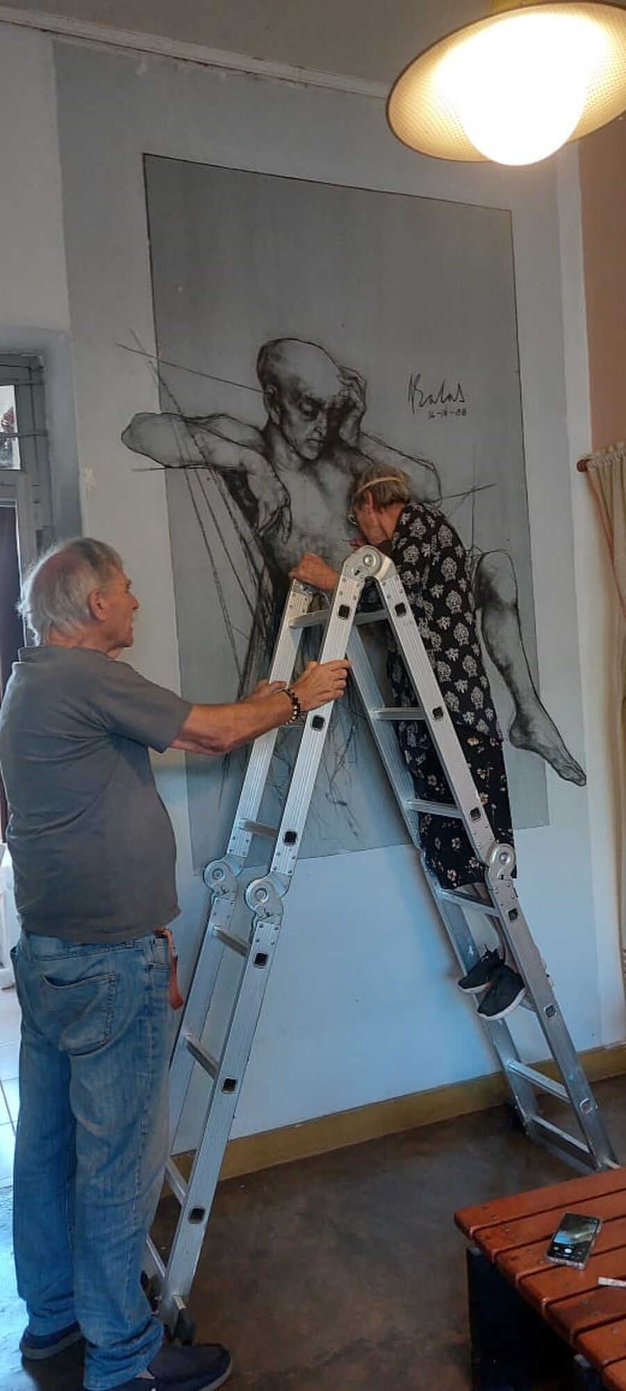 EN PLENA TAREA. Subida a la escalera está Beatriz Cazzaniga. Así fue analizando, centímetro a centímetro, el mural de Aurelio Salas.