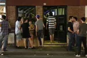 “Bigote’s”, el bar mítico que revive entre la memoria, el humor y la redención en la voz de Pablo Latapié