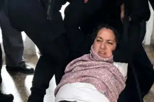 Crimen de las francesas: escándalo, gritos y forcejeos por una orden de ADN a la esposa de Clemente Vera