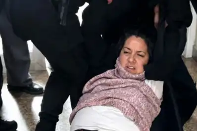 Crimen de las francesas: escándalo, gritos y forcejeos por una orden de ADN a la esposa de Clemente Vera