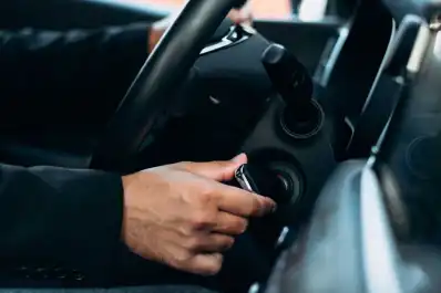 El truco de las luces altas para arrancar el auto en las mañanas frías de invierno