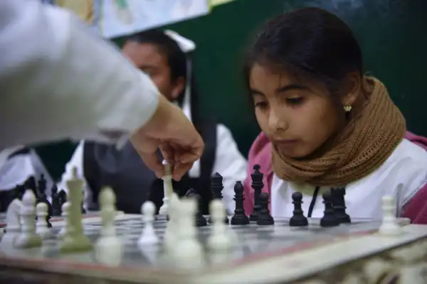 Fortalece la lógica y la empatia: en un mundo repleto de pantallas, el ajedrez en las escuelas ayuda a los chicos a pensar