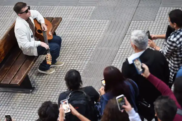 “Capturar la mística de la calle”: Nahuel Pennisi eligió Tucumán para homenajear a Mercedes Sosa