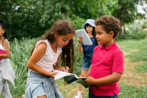 “Volvé antes de la cena”: por qué los niños que crecieron sin celulares son más resilientes y los de ahora enfrentan una salud mental más compleja