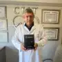 Un médico tucumano casi muere en la pandemia y escribió un libro para no olvidar