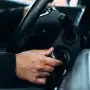 El truco de las luces altas para arrancar el auto en las mañanas frías de invierno