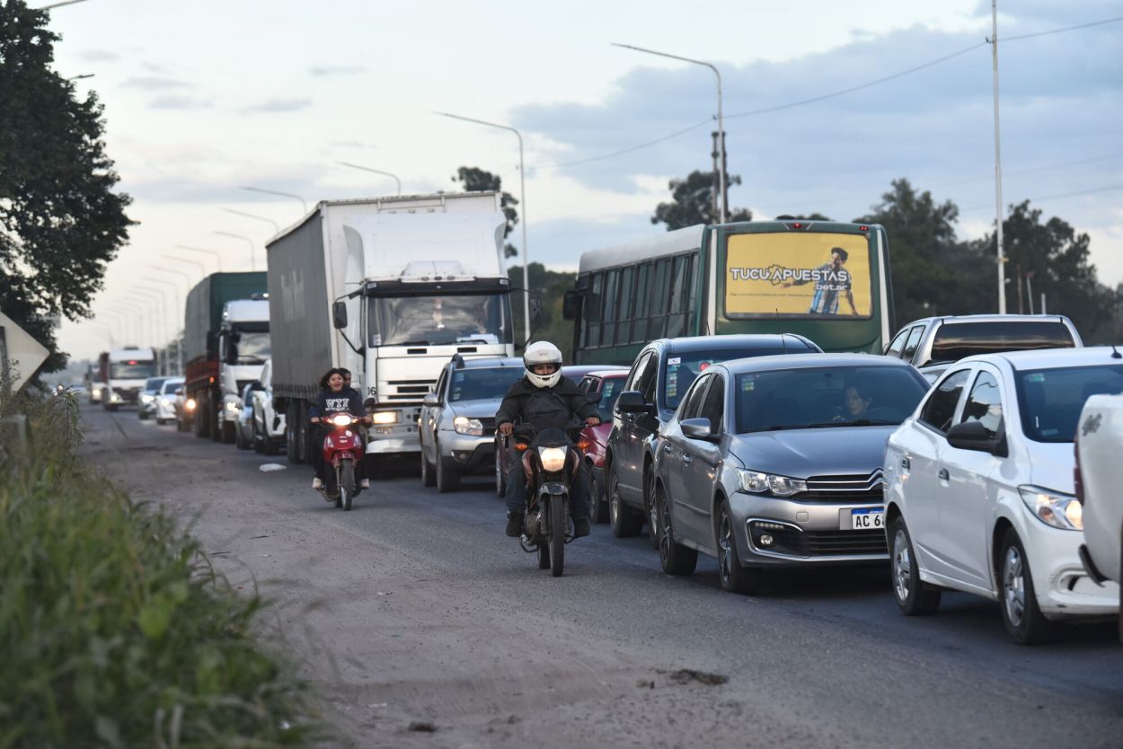 CONGESTIÓN. En hora pico, la fila de autos alcanza varios kilómetros.