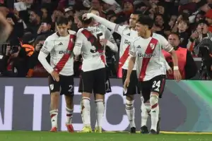 River mostró carácter, venció a Central y sueña con el título