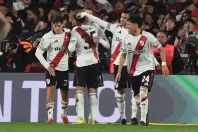 River mostró carácter, venció a Central y sueña con el título