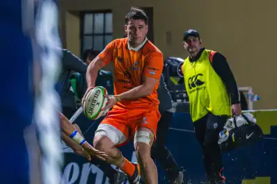 Entró desde el banco, apoyó tres tries en el CASI y lideró la resurrección de Tarucas