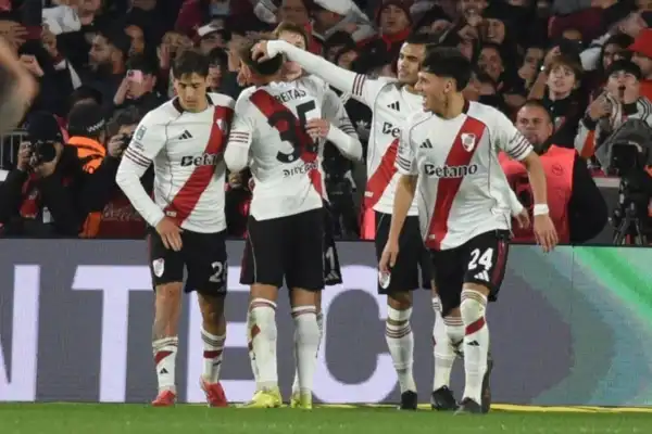 River mostró carácter, venció a Central y sueña con el título