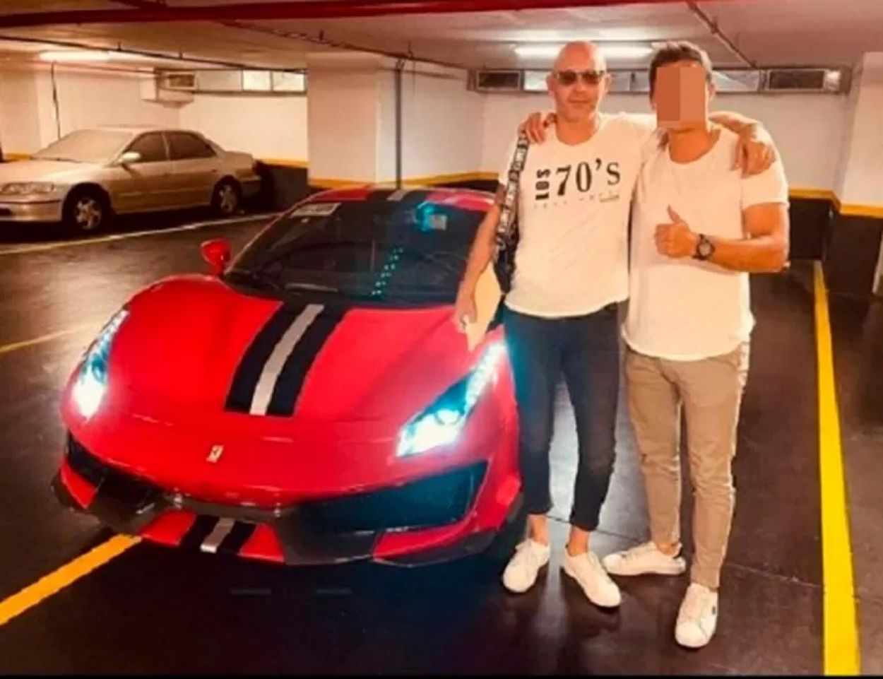 CON UNA MÁQUINA POTENTE. Bacchini y su Ferrari.