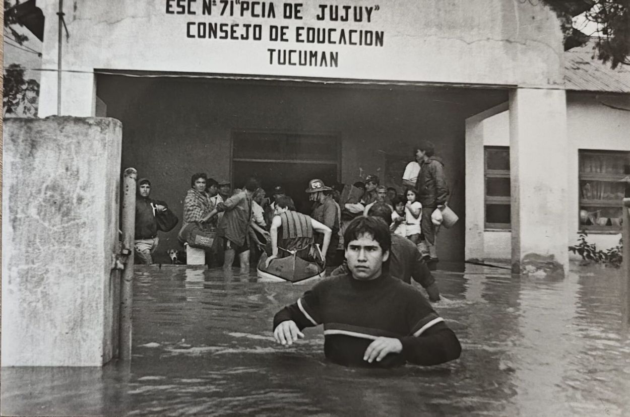 INUNDACIONES DE 1992. Era la primera vez que a los vecinos de La Madrid les tocaba reconstruir su pueblo luego de los desbordes del río Marapa. la gaceta / fotos de analía jaramillo, osvaldo ripoll, diego aráoz y archivo