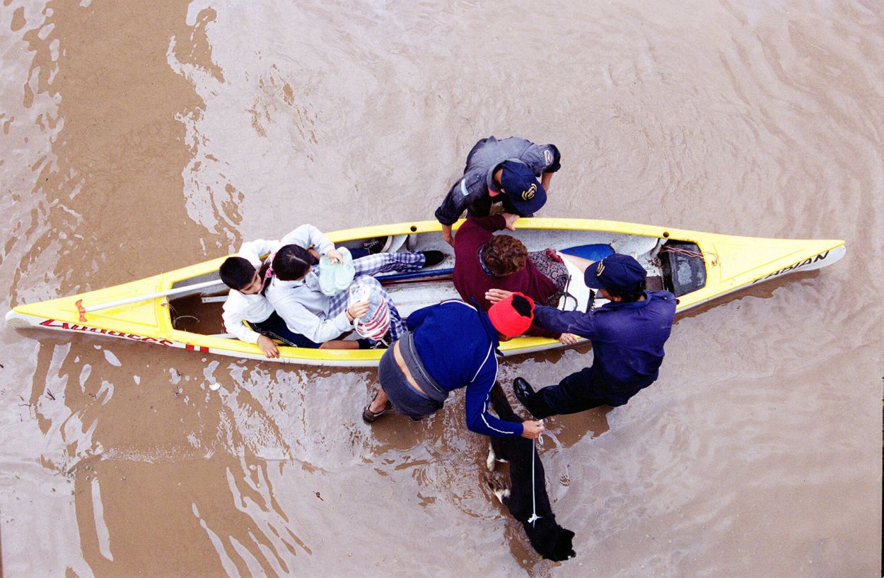 A SALVO. Varias familias fueron evacuadas en botes -archivo año2000-.