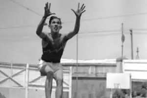 Recuerdos fotográficos: una figura del básquet de Tucumán, fotografiada en 1937