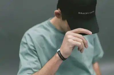 Qué dice la psicología sobre las personas que siempre usan gorra