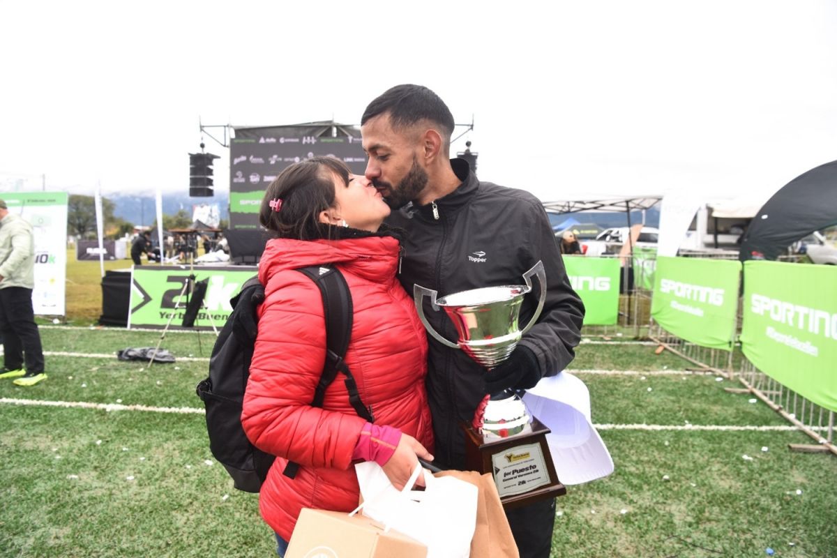 Arón Quiroga festeja tras ganar la carrera. 