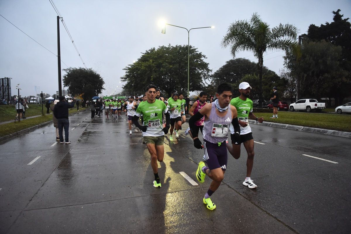 LARGADA. Ezequiel Chavarría comanda la salida de los 21k Yerba Buena y es seguido de cerca por Arón Quiroga y Mauro Neri.