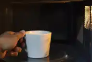 Por qué no deberías calentar tu taza de té en el microondas, según un estudio reciente
