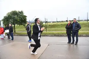 La increíble historia del runner que sorprendió al correr de traje y corbata en los 21K Yerba Buena