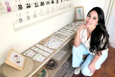 Accesorios y piezas artesanales: entre brillo y diseño, la nueva vida de la escarapela