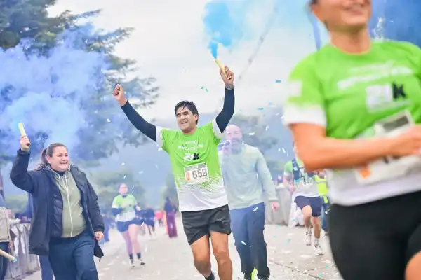 Terminó los 21K Yerba Buena, vio el humo celeste en la llegada y protagonizó una de las historias más emotivas