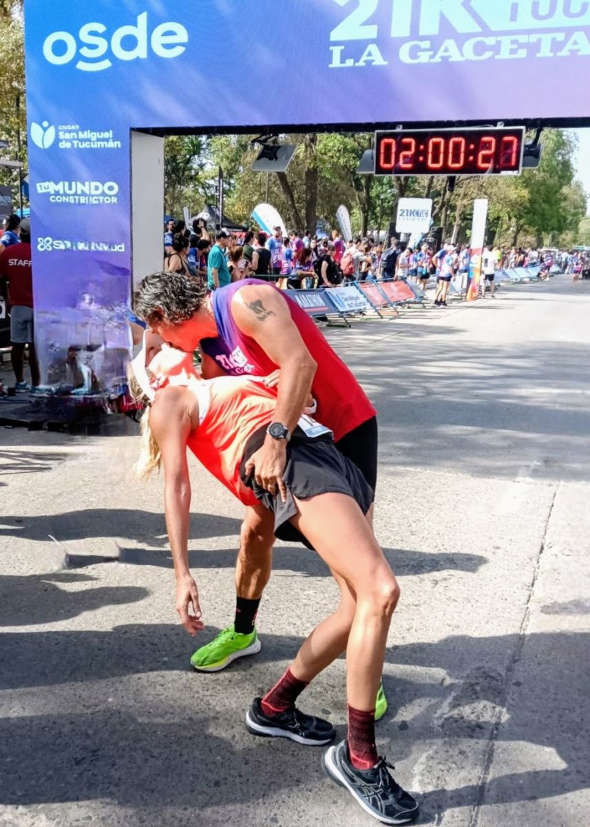 EMOCIÓN. En otra de sus particulares apariciones deportivas, Cortés celebró junto a su esposa tras cruzar la meta de los 21K de LA GACETA.