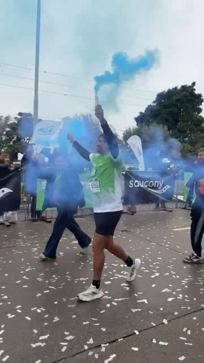 HISTORIA. La revelación de género de René Alberto Sánchez emocionó a corredores y espectadores en los últimos metros de los 21K Yerba Buena.