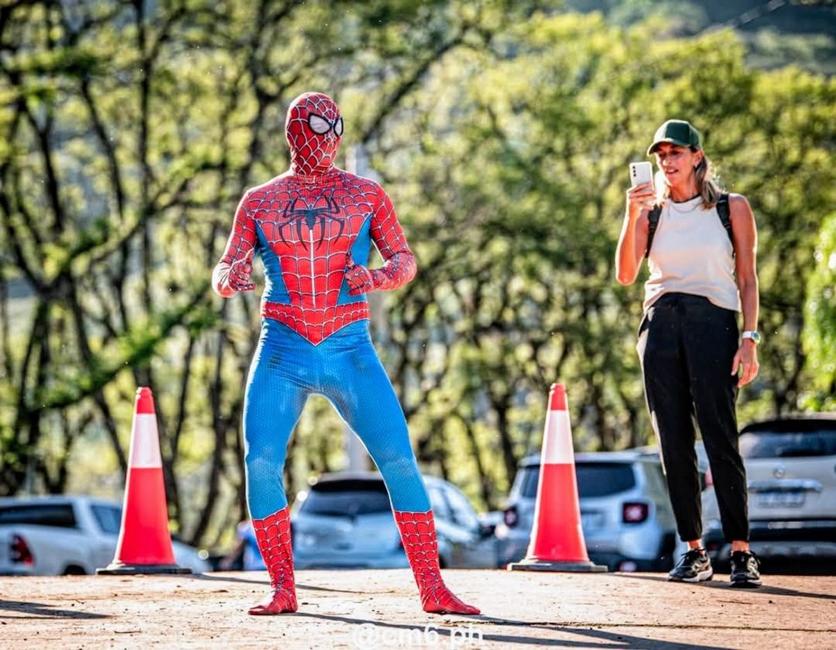HÉROE. Disfrazado completamente del Hombre Araña, el runner volvió a romper la rutina tradicional de las carreras en Tucumán.