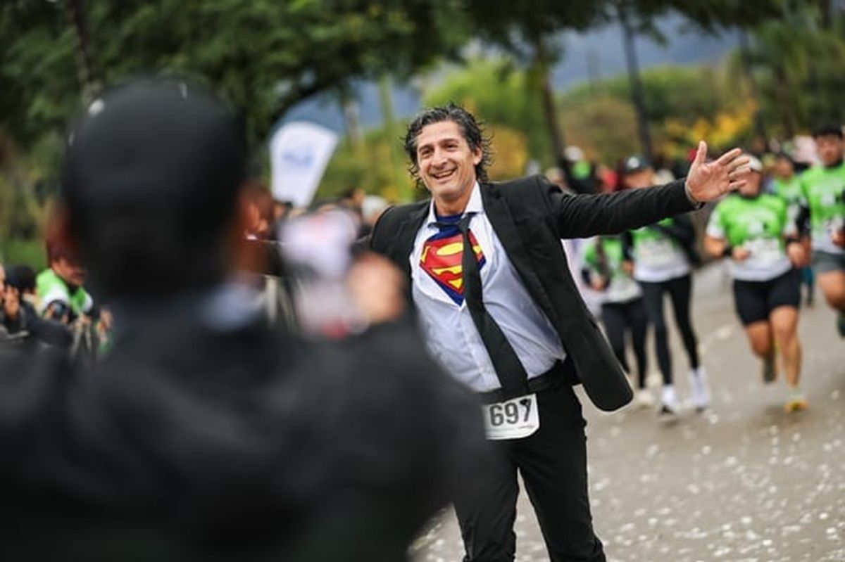 IDENTIDAD. La remera de Superman ya forma parte de las “locuras” deportivas de Cortés, quien asegura que siempre busca ponerse incómodo para desafiarse.