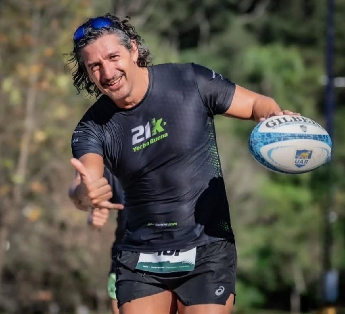 LOCURA. El ex jugador de Lawn Tennis ya había corrido otras ediciones con una pelota de rugby firmada por Nicolás Sánchez y también con una bandera argentina como capa.