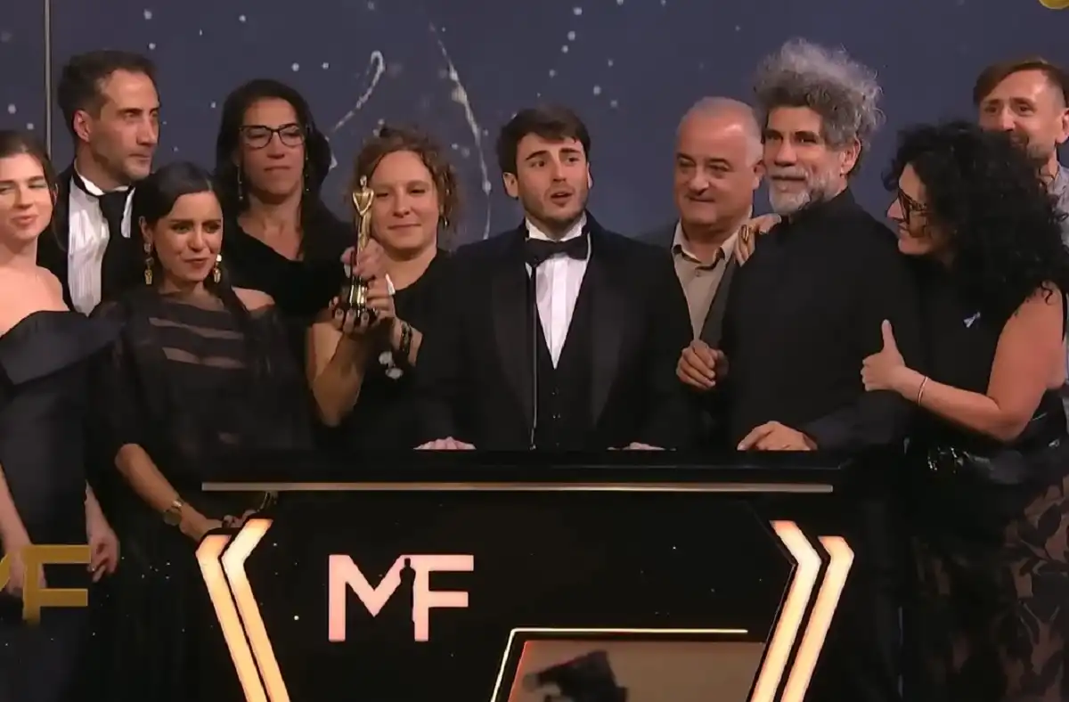 AGRADECIMIENTOS. Emanuel Rodríguez encabezó al grupo de la serie luego de recibir la estatuilla a Mejor ficción.