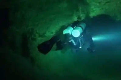 Entre pasadizos oscuros con poca luz: así es la cueva submarina donde murieron los buzos italianos
