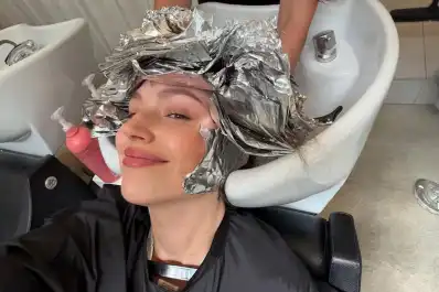 Úrsula Corberó sorprendió con un drástico cambio de look y una tierna postal de su bebé