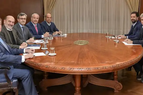 La UIA se reunió con Luis Caputo y reclamó medidas para reactivar la industria y aliviar a las PyMEs
