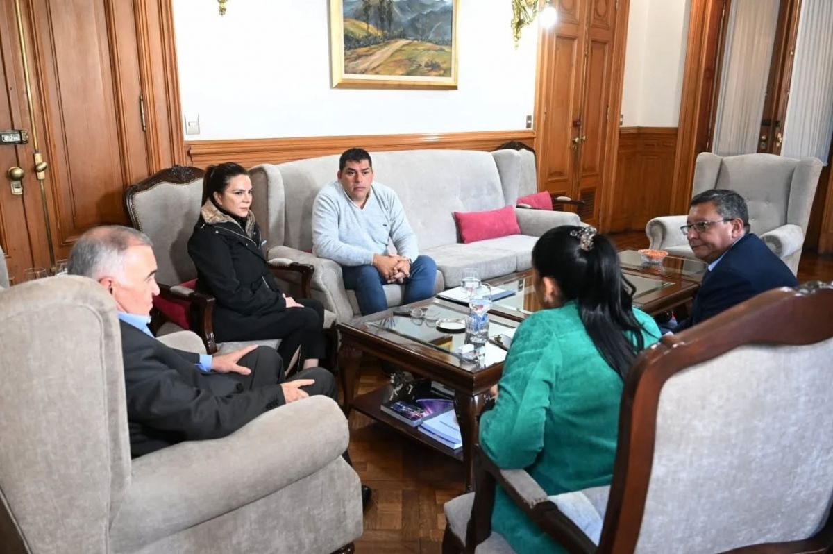 EN CASA DE GOBIERNO. Jaldo, junto a Nazur y a Monteros, recibió a las diputadas Medina y Fernández. Foto de Comunicación Pública