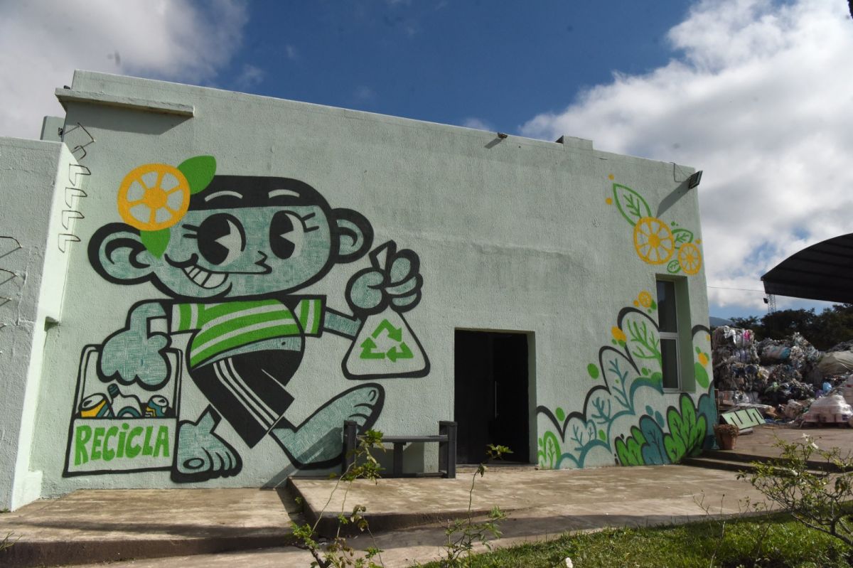 EN VERDE. El mural con el que la planta de reciclaje recibe a sus trabajadores y visitantes. LA GACETA/ Foto de Analía Jaramillo.