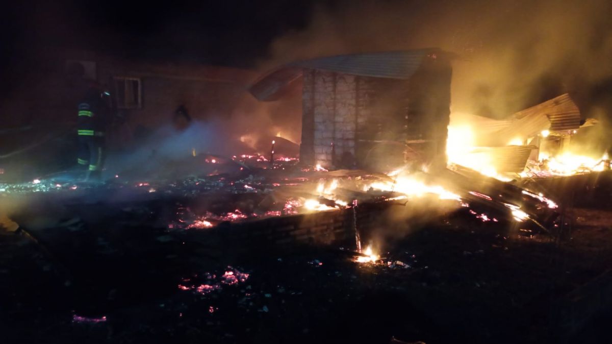 Los Nogales: un joven murió calcinado y dos adolescentes sufrieron graves quemaduras durante un incendio