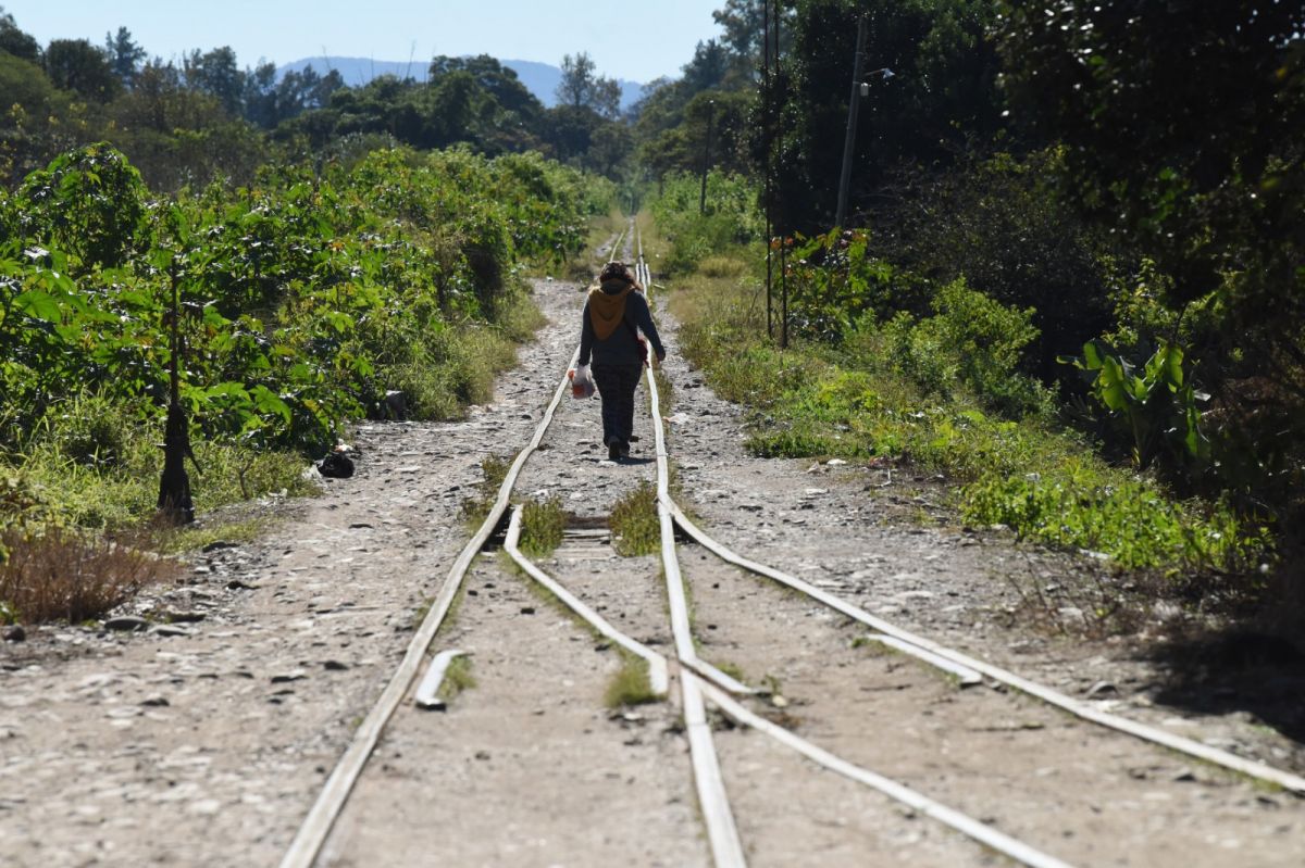PASADO Y PAISAJE. Entre los paisajes aparece la historia del pueblo del noroeste capitalino, que supo ser la cuna ferroviaria más grande de la provincia. LA GACETA/ Foto de Analía Jaramillo.