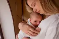 4G y maternidad: qué tienen que ver los celulares con la caída de la natalidad