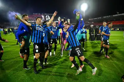 Rosario fue una fiesta “decana”: Atlético goleó a Talleres y cerró el semestre con una sonrisa