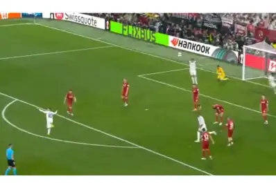 Golazo de Emiliano Buendía en la final de la Europa League: misil al ángulo y ventaja para Aston Villa